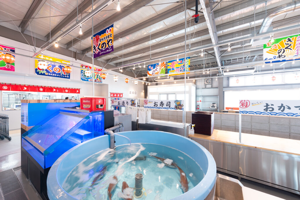 漁港食堂の内観、入り口に設置された大型水槽