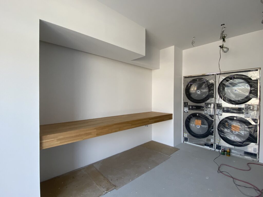 コインランドリー建設現場/洗濯畳台