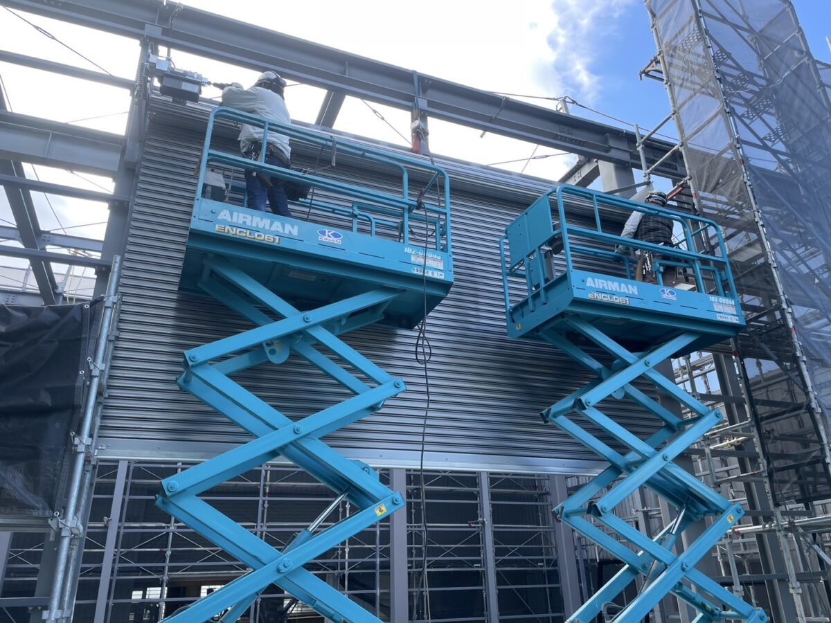 倉庫建設現場シャッター取付