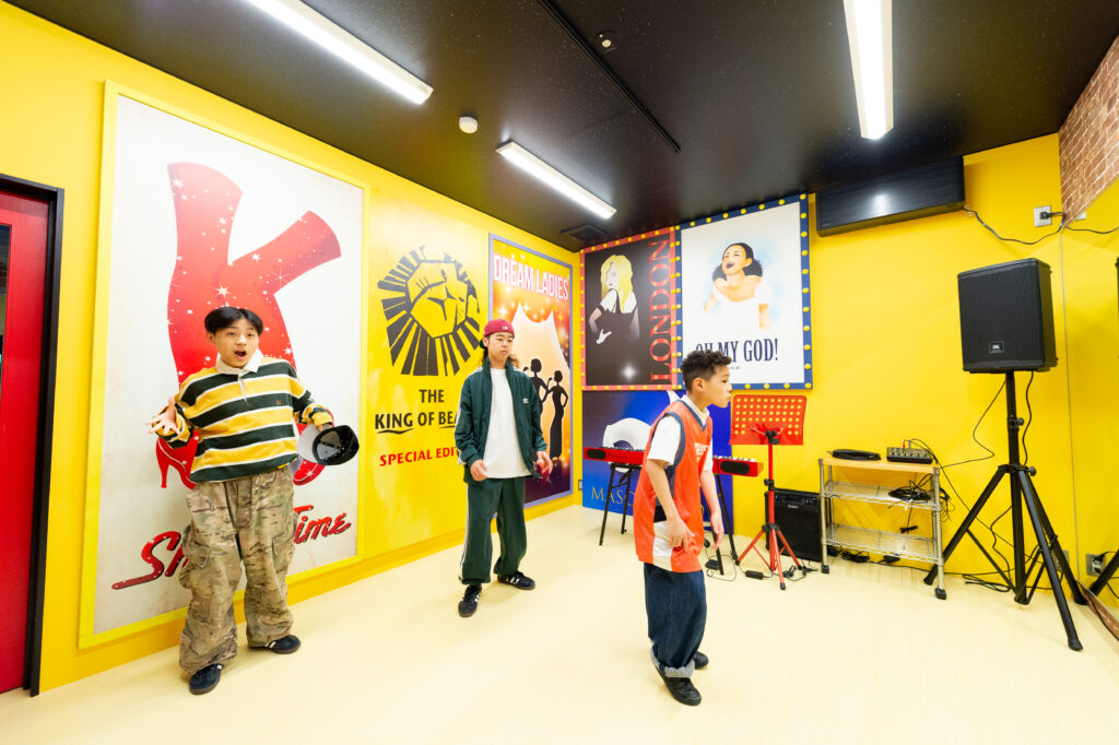 スタジオ　ダンス風景