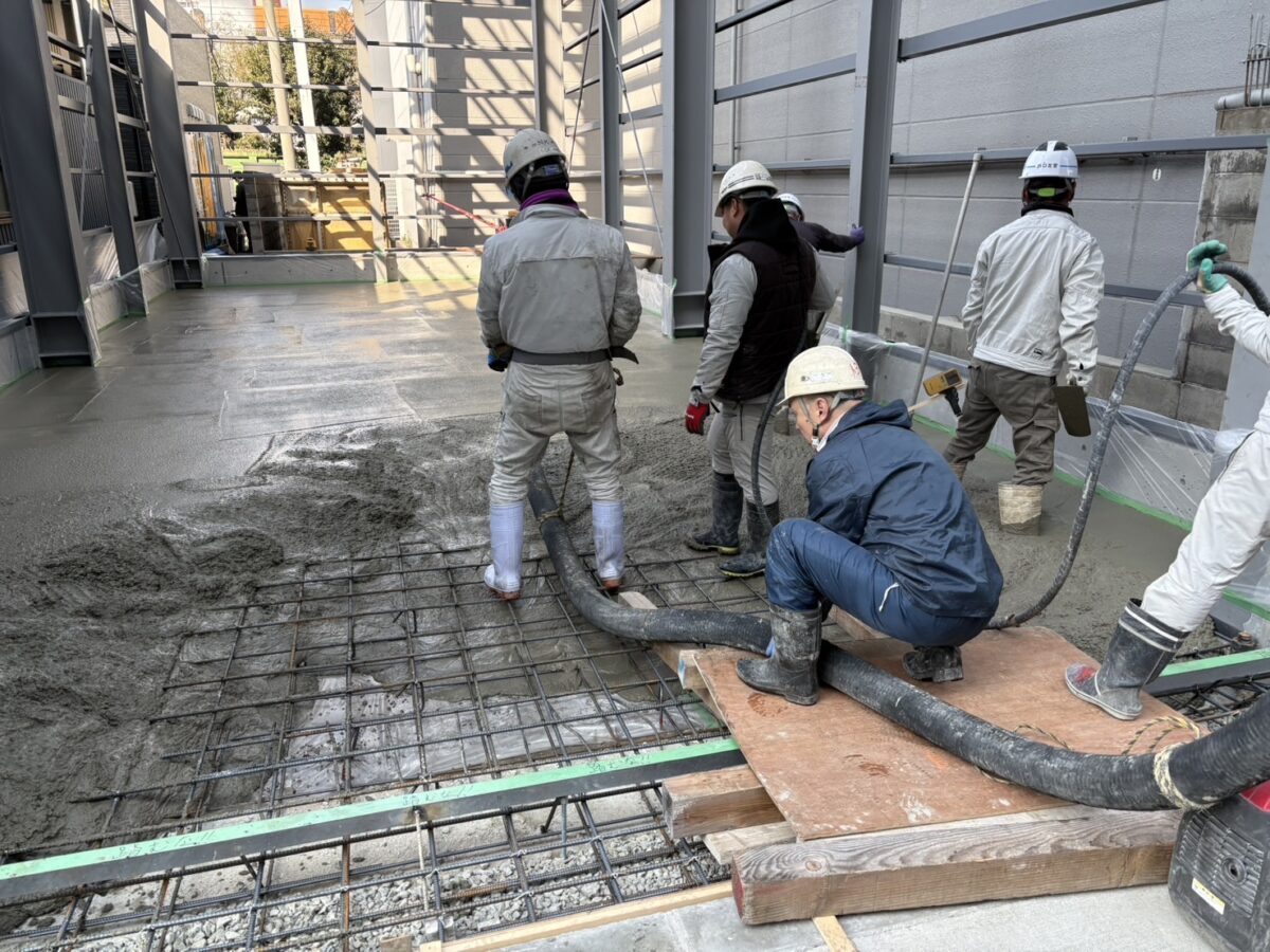 基礎工事/配筋にコンクリートを流し込む様子