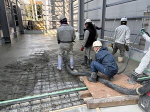 基礎工事/配筋にコンクリートを流し込む様子